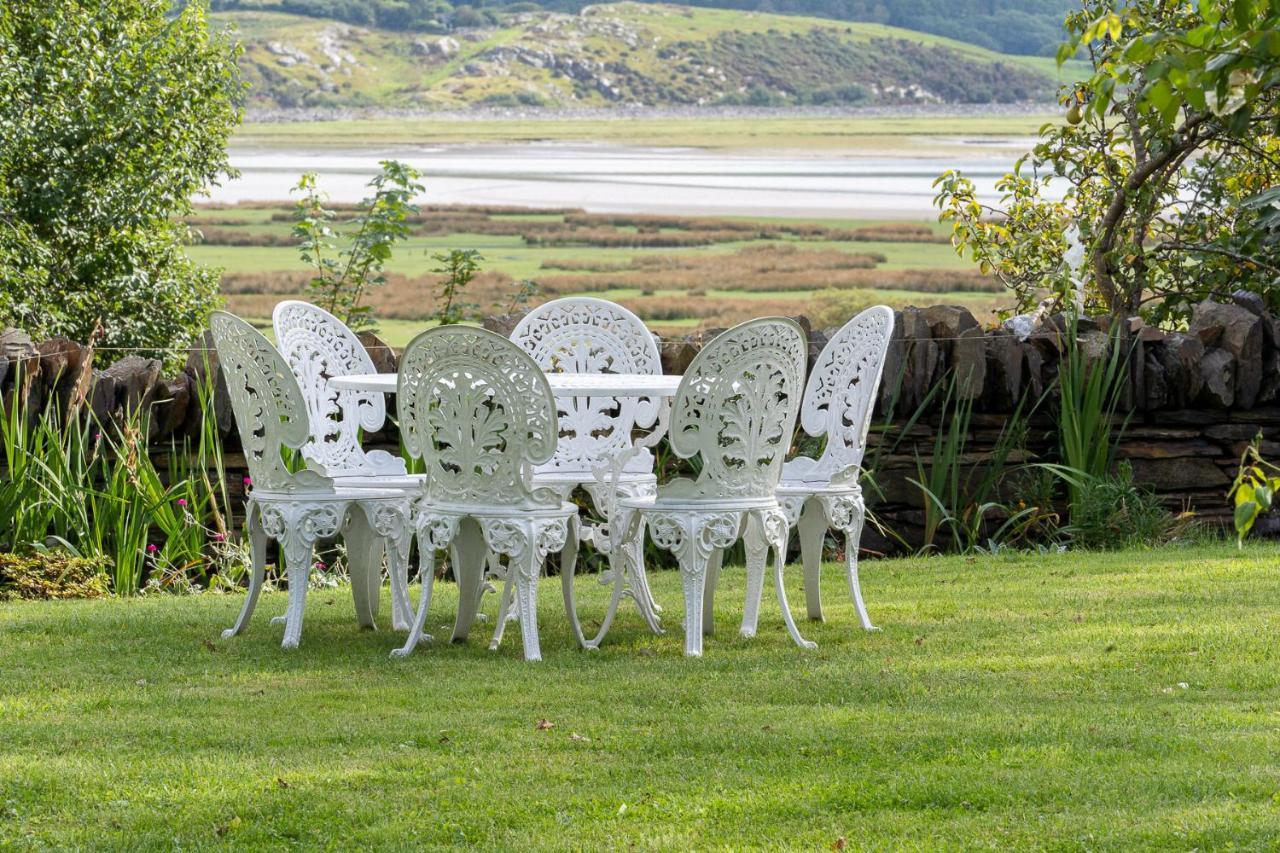 Taldraeth - Old Vicarage Guest House Penrhyndeudreath Eksteriør bilde
