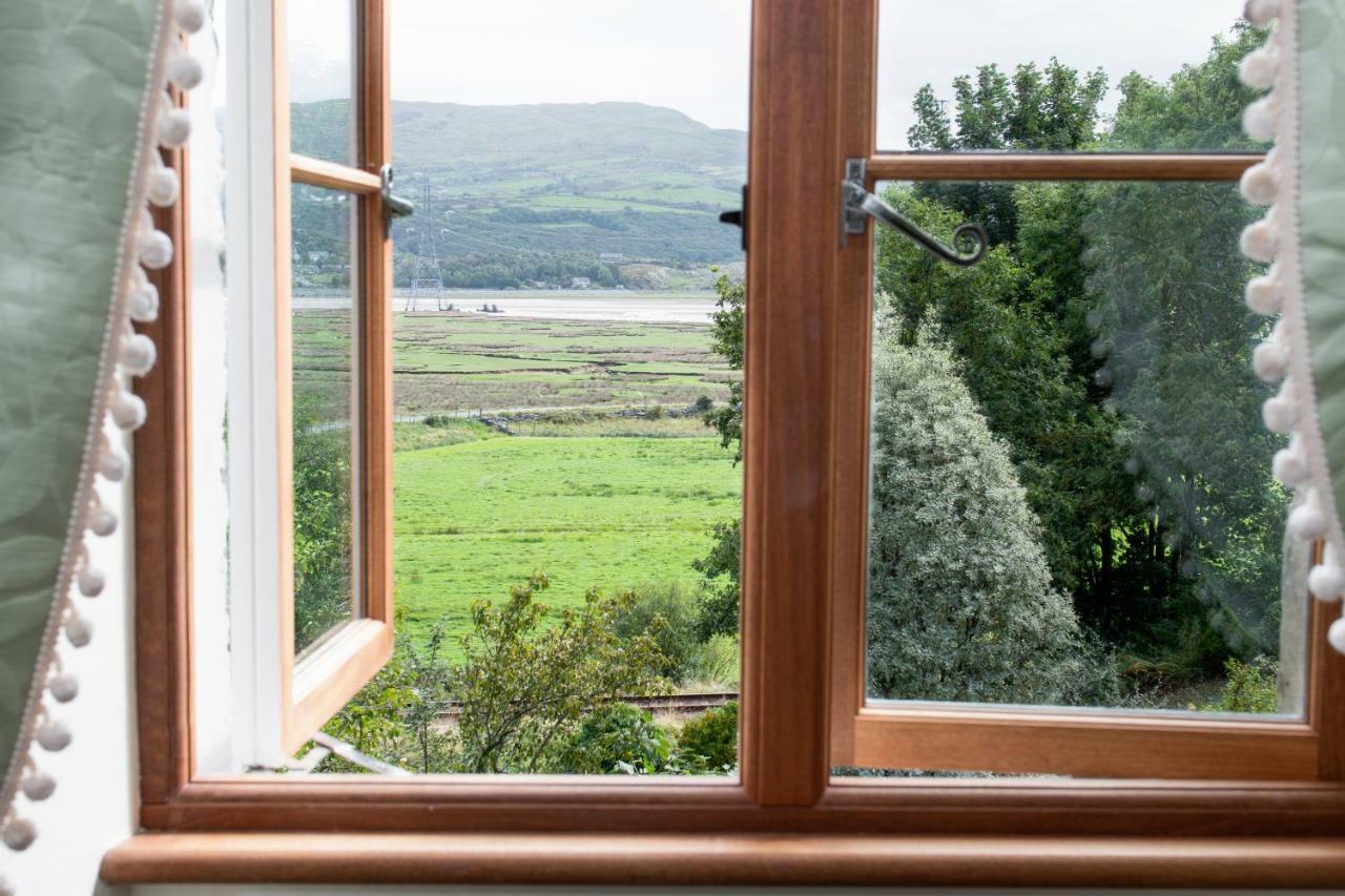 Taldraeth - Old Vicarage Guest House Penrhyndeudreath Eksteriør bilde